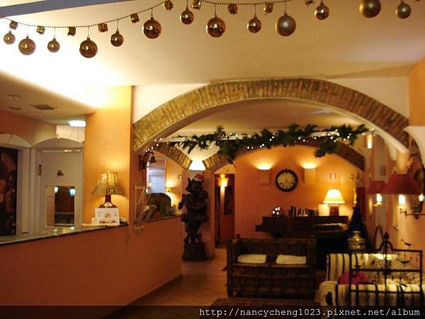 20120104-18 Bologna 小巧而溫馨的飯店 Lobby.JPG
