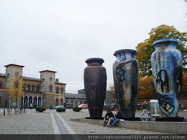 20121023.2 這三支超大花瓶可說是Roskilde的地標之一, 火車站過馬路右轉就會看到