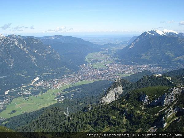 100902.7眺望被多座山圍繞的Garmisch-Partenkirchen 加米許-帕騰基爾希,我今晚留宿的小鎮.JPG