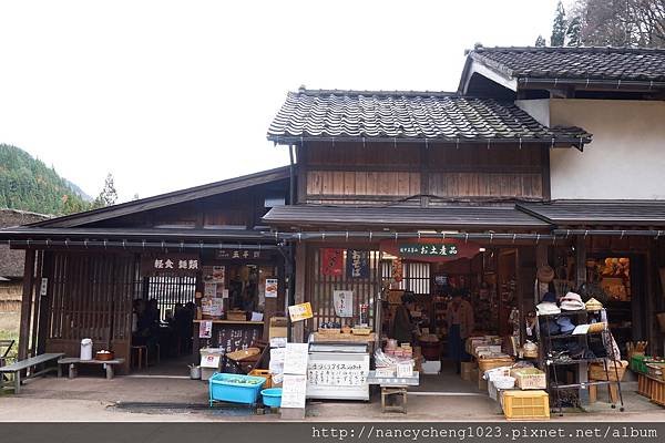 20151121.41 可愛的建築,賣土產也賣輕食,輕食店裡外都坐滿了人.JPG