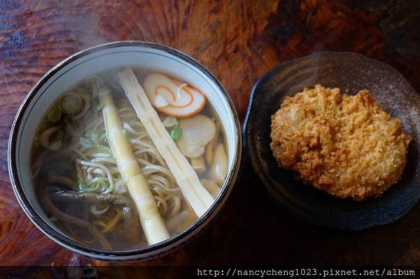 20151121.45 胃只有一個,點了山菜湯麵和飛驒牛可樂餅.好吃!.JPG