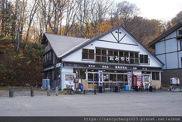 20191105.99 溫泉旅館餐廳11月僅在假日營業，其土產店有提供簡單的餐點.JPG