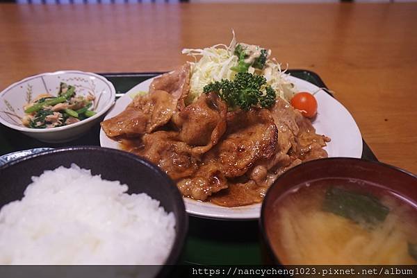 20190114.50超好吃的薑汁燒肉定食。餐廳利用拉門依人數隔成一個個獨立空間，就算僅有一人也給我獨立空間，真是道地的日式服務.JPG