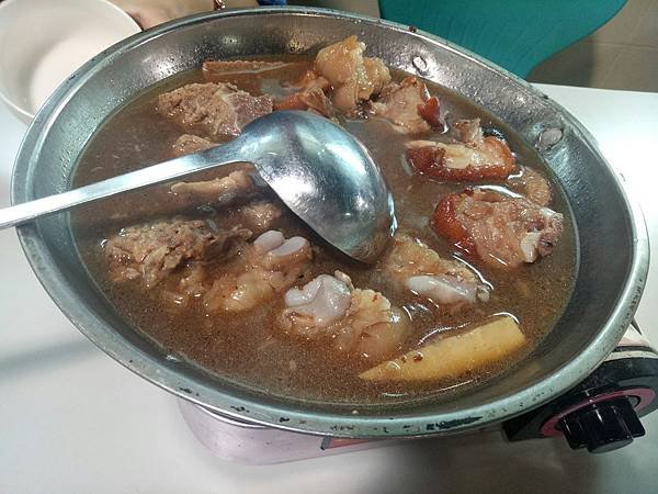 營地街市 -雙冬乳豬 + 汶骨(排骨)mop110=TND440 .jpg