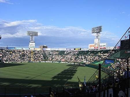 甲子園的天空，中日球迷只有對面藍藍的一小撮