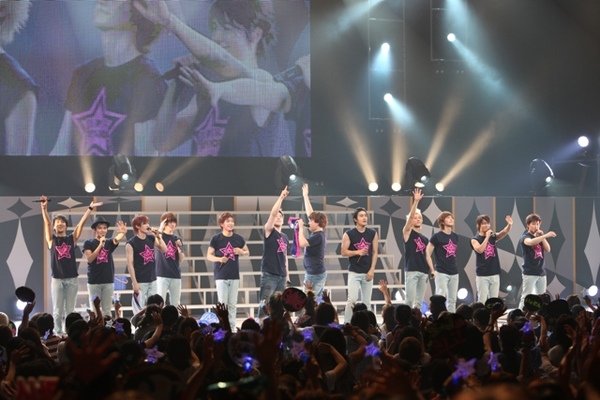 2009PREMIUM LIVE IN JAPAN 02.jpg