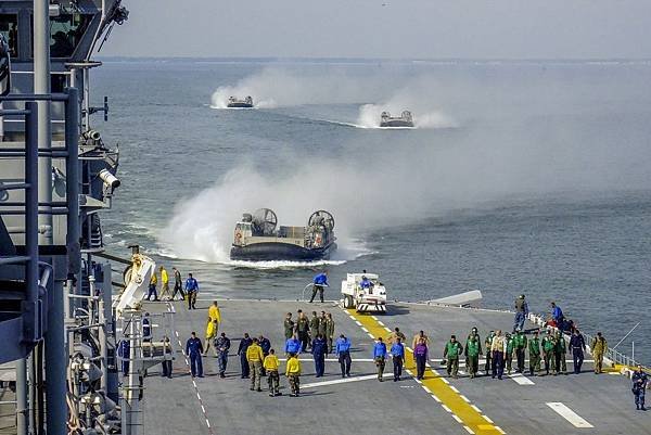 （LCAC）USS Kearsarge（LHD-3