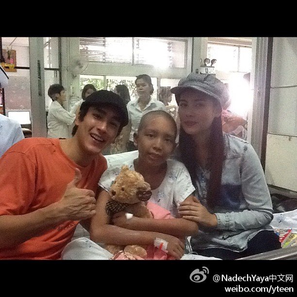 Nadech媽媽早上更了一張Nadech與Yaya的合影