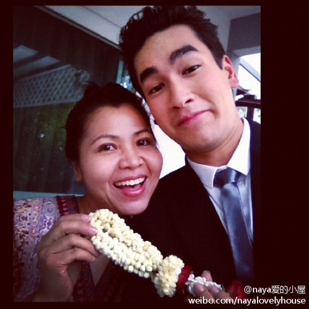 2012-08-12是泰國母親節，Nadech帶著媽媽去領母親節的孝子獎，na的服裝是dior贊助的