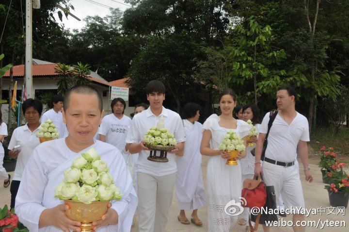 NY Family管理員的消息：Yaya今年在年底可以看到的劇目是太陽幻影， 金盞花在今年沒有了，得要等到明年Yaya放假時拍攝。而Nadech的話，聽Da說將在今年播出，但他在慾念之力的檔期要到11月，所以我想大約電視劇拍攝了30%，但Nadech部分大約拍攝了50%，因為接下來他還有烈陽夢痕，希望慾念之力快點拍完。