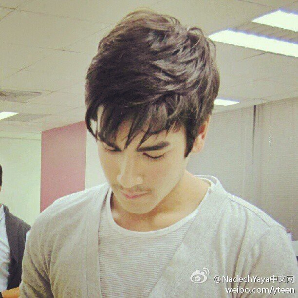 Nadech專注簽名的照片，“低頭也帥!!!”