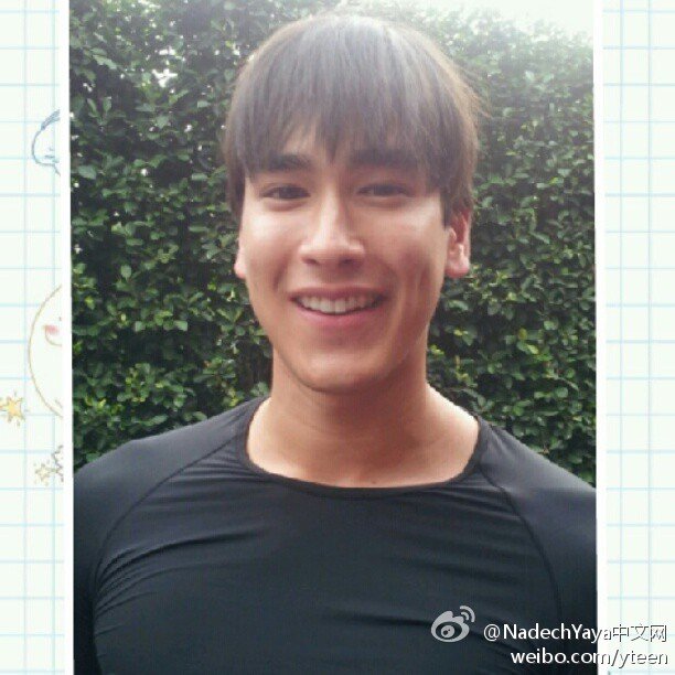 2012-08-23Nadech為即將播出的廣告配音，完後近照