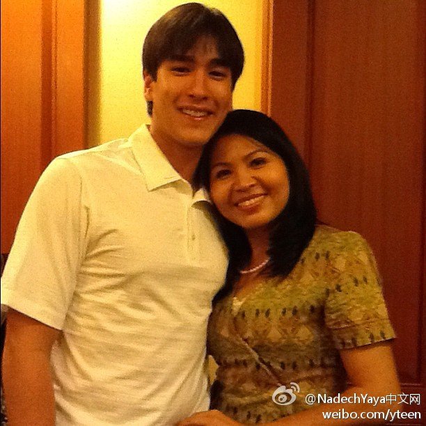 Nadech2012-08-24晚和媽媽參加了友人的生日宴