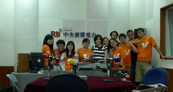 20100613 至中央廣播電台受訪-和主持人合影