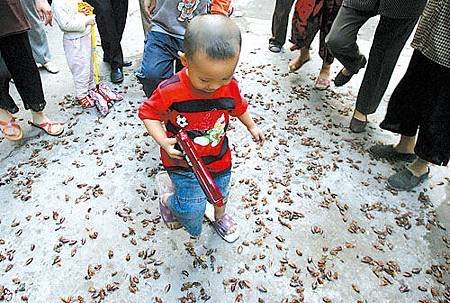 蟑螂怕拖鞋.jpg