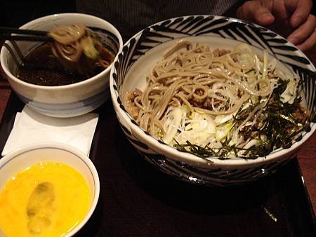 附有蛋汁的冷蕎麥麵