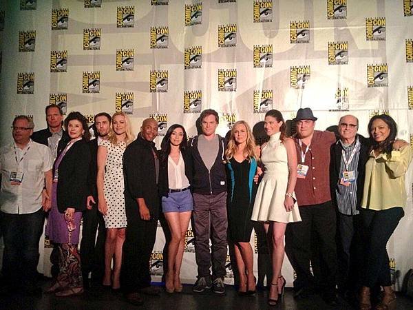 comic-con-2013-jennifer-carpenter-gets-tearful-as-dexter-bids-farewell