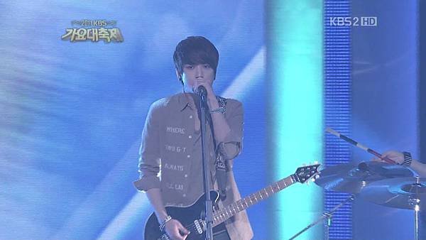 111230 CNBLUE~ 젊은 태양 (撞衫唱的歌)[(000380)00-58-10].JPG