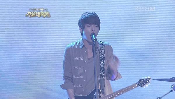 111230 CNBLUE~ 젊은 태양 (撞衫唱的歌)[(000410)00-58-11].JPG