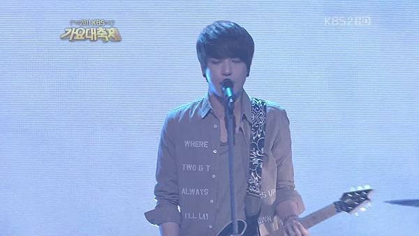 111230 CNBLUE~ 젊은 태양 (撞衫唱的歌)[(000423)00-58-11].JPG