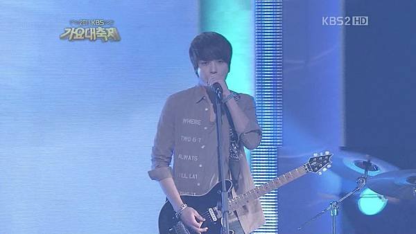 111230 CNBLUE~ 젊은 태양 (撞衫唱的歌)[(000361)00-58-09].JPG