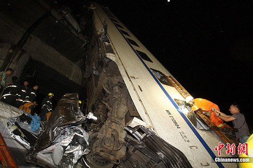 大陸動車和諧號追撞出軌