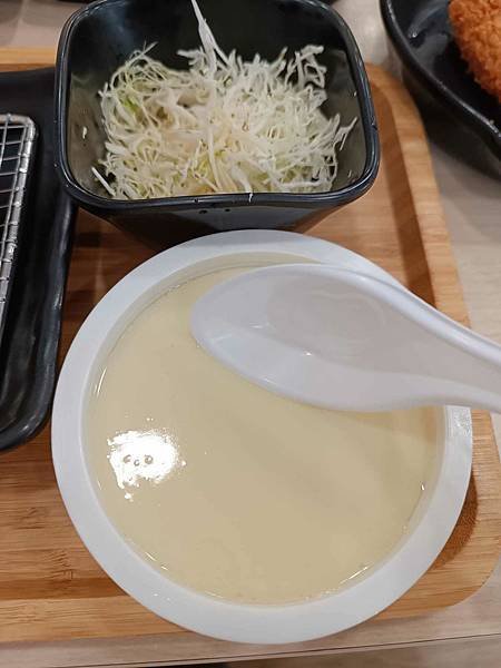 台中美食| 京厚屋-台中一中店。平價豬排 CP 王，豬排定食