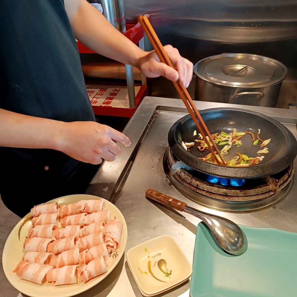 台中石頭火鍋｜久桃石頭火鍋｜爆香現炒鍋物，靈魂湯頭熬製 8 