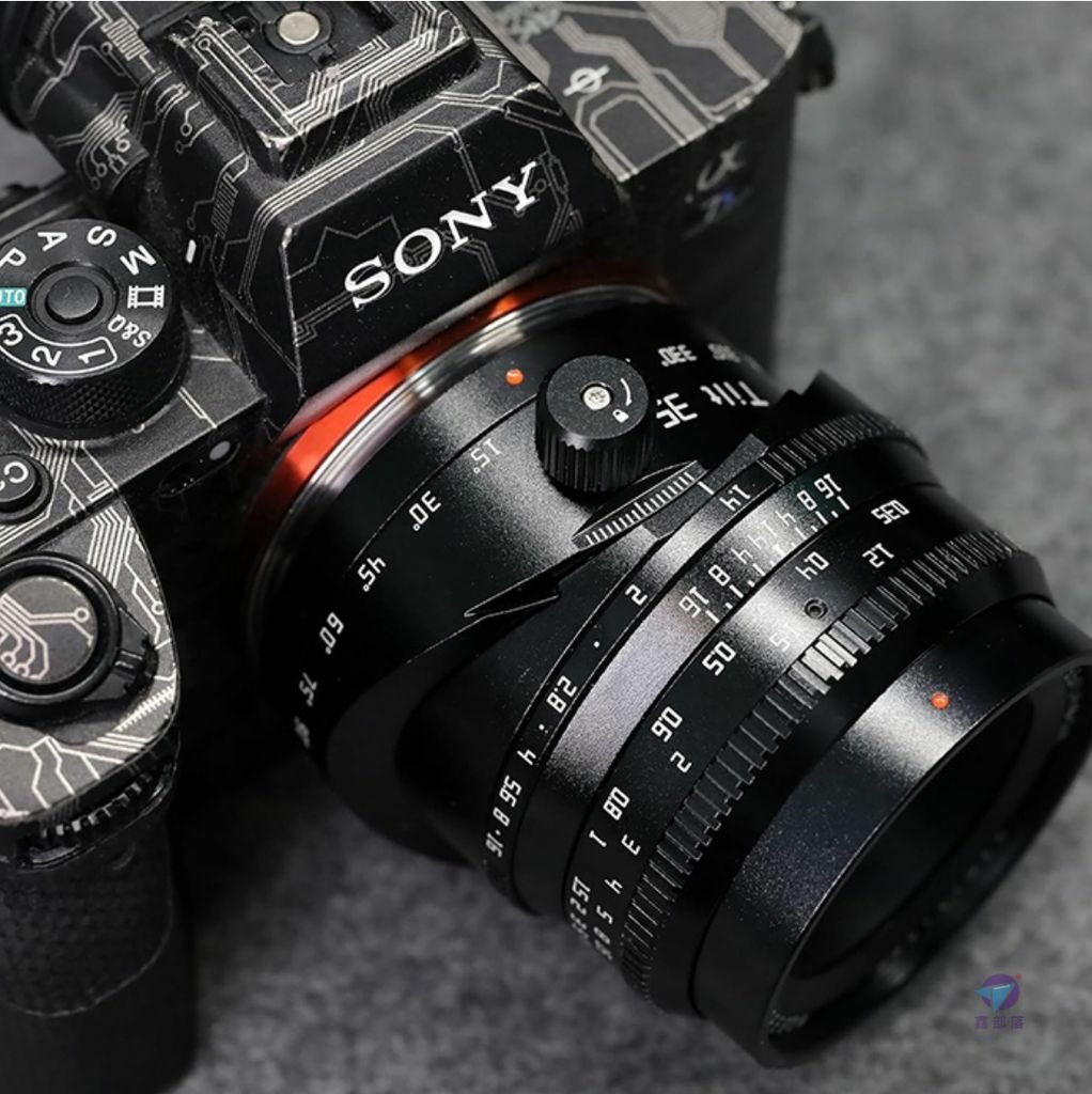 Pixnet-2005-002_TTArtisan 發布 Tilt APS-C 35mm F1.4(5種版本SONY E、NIKON Z、CANON RF、Fujifilm X、M43)_TTartisan Tilt APS-C 35mm f1.4 01_结果.jpg