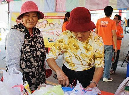 顧不得活動未開始，就拿菜刀開始東切西切嘍～