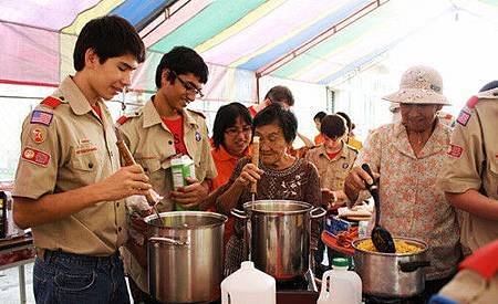 幫忙他們煮湯