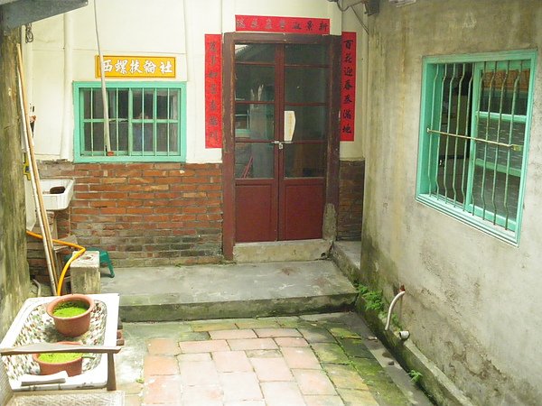 房子後方.JPG