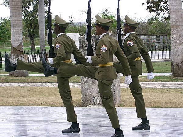 800px-Santiago_de_Cuba_-_Garde_au_Mausolée_José_Marti