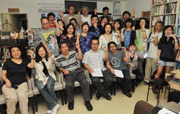 出版產業從業人員籌組的「台灣出版自由陣線」（簡稱台出陣）上午