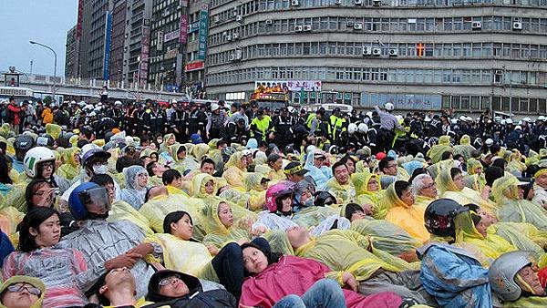 140428032646_cn_taipei_protest_04_624x351_bbcchinese_nocredit