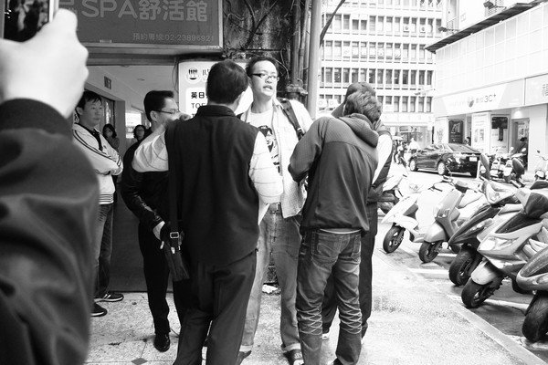 洪崇晏當街遭便衣刑警逮補畫面曝光+聲援「捍衛民主，還我喇叭」