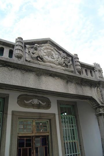 西螺延平老街-金玉成商會算是老街區的建築中具特色的，經營鐘樓