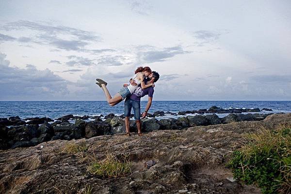 adaymag-couple-travels-around-the-world-to-capture-kiss-in-stunning-photos-03