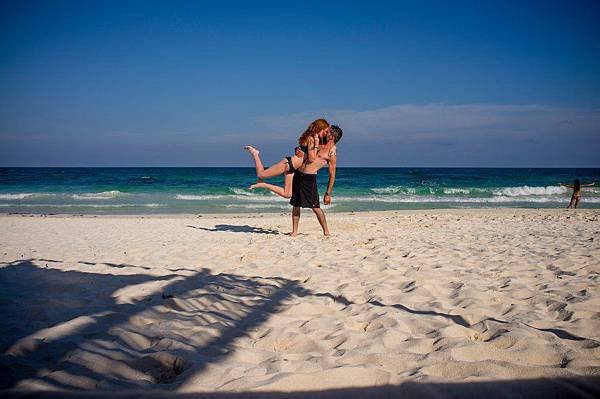 adaymag-couple-travels-around-the-world-to-capture-kiss-in-stunning-photos-013