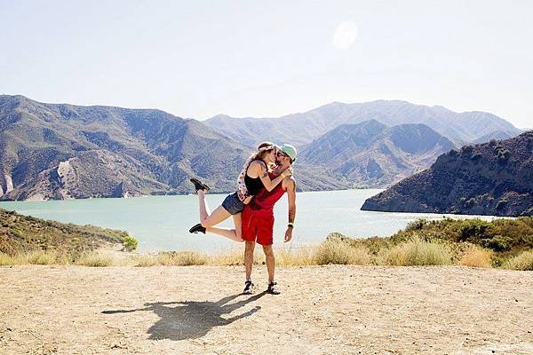 adaymag-couple-travels-around-the-world-to-capture-kiss-in-stunning-photos-04