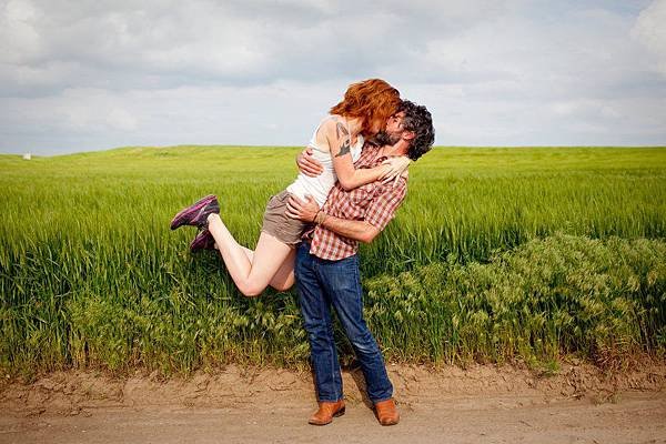 adaymag-couple-travels-around-the-world-to-capture-kiss-in-stunning-photos-011