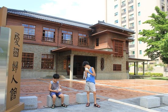 日本愛國婦人會是日本戰時之主要婦女團體之一，總部設於台北，並