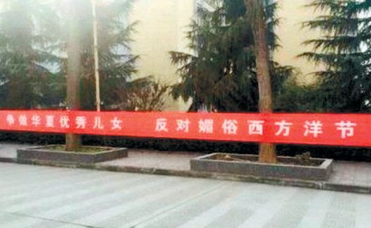 被發明的傳統/對待街友可學黑色聖誕老人/紅衣白髮的聖誕老人是