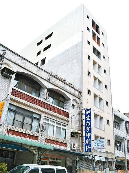 5樓以上為違建居民氣憤指出，每次檢舉，市府制式答覆「沒有經費