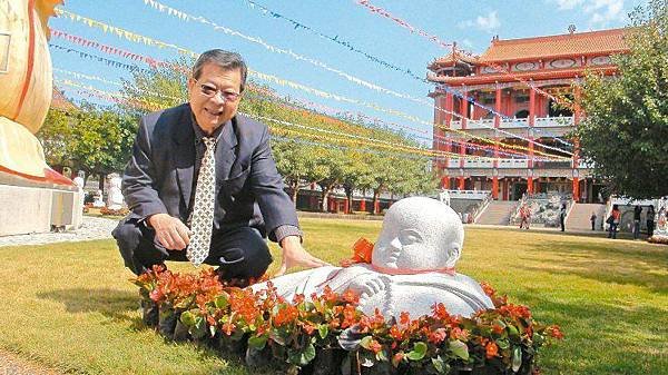 彰化八卦山大佛寺最近打造14尊小沙彌，放置在草皮上，守護大佛