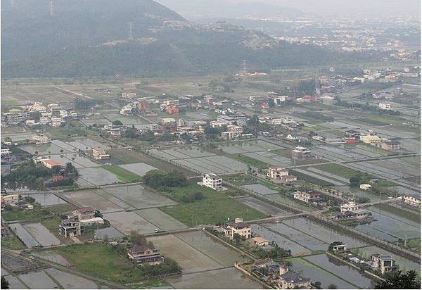 「農舍非農用？全台百大經典豪華農舍」有人拍攝小土地公廟、大型