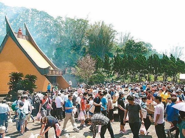 清明掃墓 客家庄數千人同拜祭掃來台祖備牲禮、請八音與禮生，最