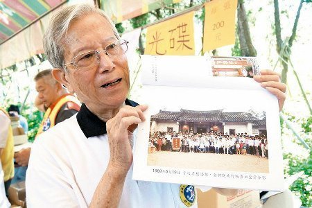 清明掃墓 客家庄數千人同拜祭掃來台祖備牲禮、請八音與禮生，最