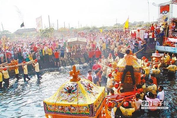 嘉義縣布袋鎮新塭嘉應廟舉行「衝水路迎客王」祭典，轎夫們扛神轎