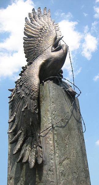 Japanese_Crane_Monument_at_the_--National_Japanese_American_Memorial--_(Washington,_D._C.),_a_bronze_sculpture_by_--Nina_Akamu--